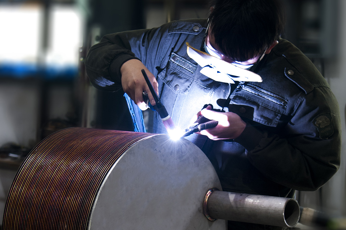 Welding a JINCHEN circular plate pack